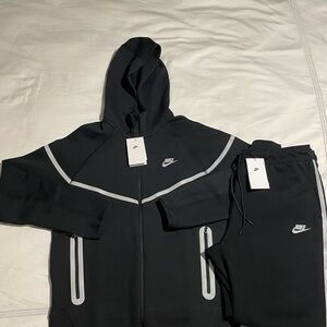 NIKE TECH REFLECTIVE SET SIZE LARGE